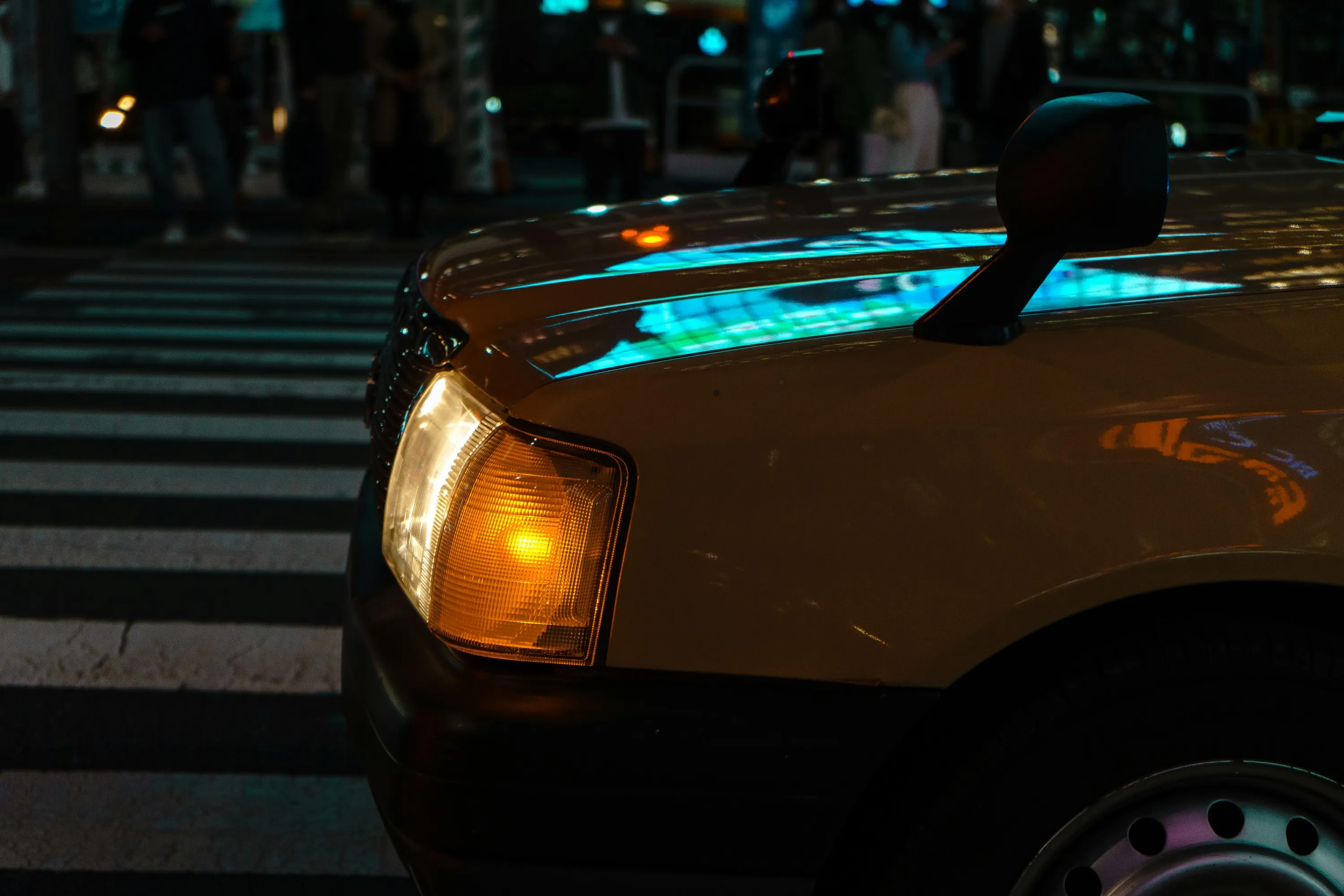 渋谷のスクランブル交差点でタクシーを横から撮影した写真